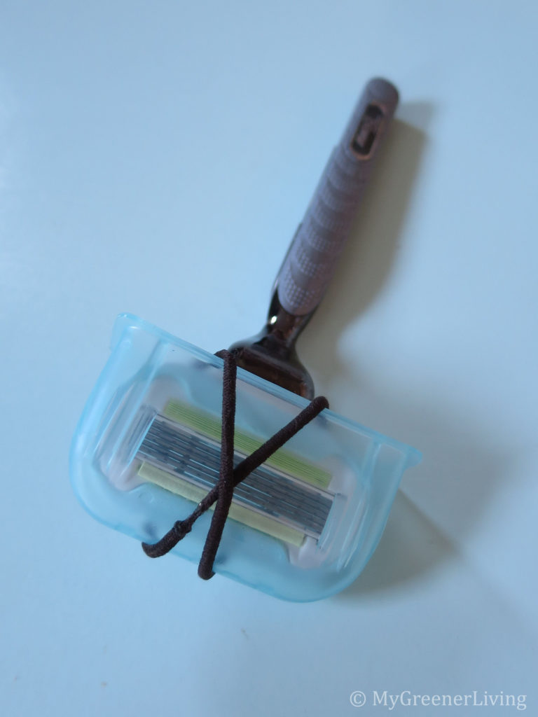 Disposable cartridge razor with cartridge packaging to cover blades